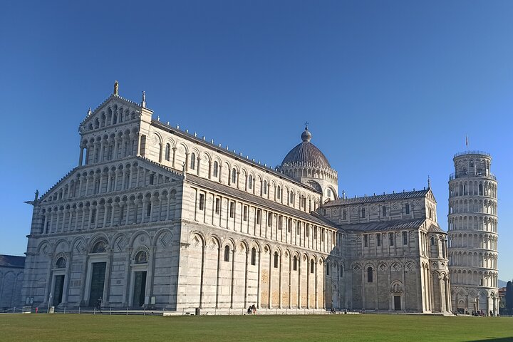 PRIVATE TOUR: Pisa & Lucca with Lunch and wine tastings in the Farm