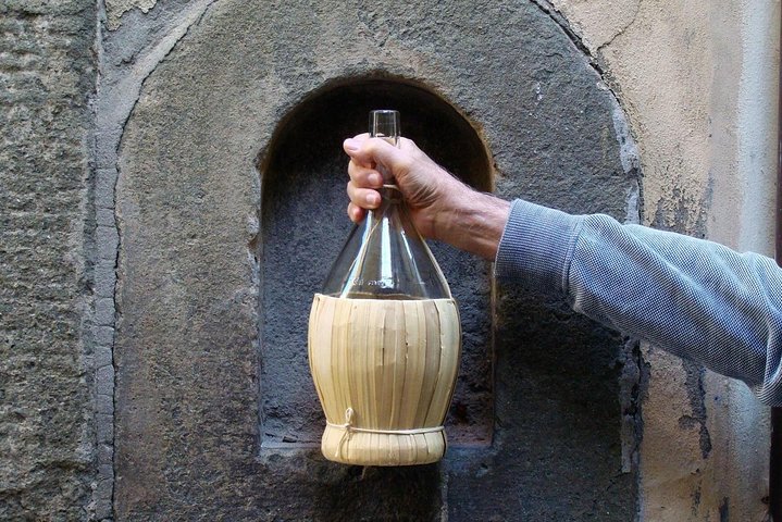 Street food tour through the wine holes in Florence