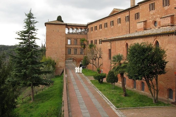 Religious Tuscany and Umbria with Lunch&WineTasting Fullday from Rome
