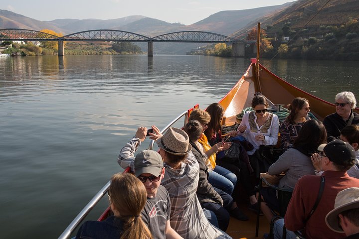 Douro Valley Tour in einer kleinen Gruppe mit Weinverkostung, portugiesischem Mittagessen und optionaler Flussfahrt