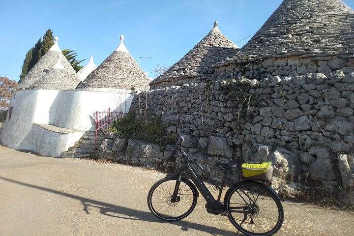 Discover Valle d &#8216;Itria and its wines by ebike