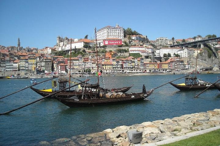 Private Porto von Lissabon mit portugiesischem Mittagessen und Porto Weinprobe