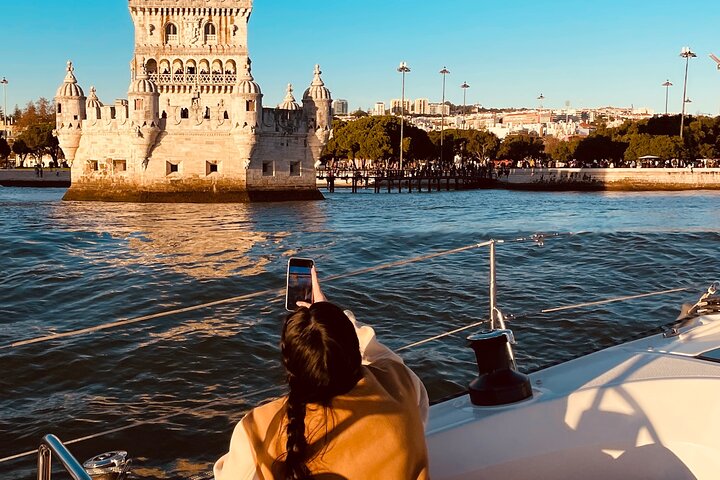 Bootstour bei Sonnenuntergang in Lissabon mit Wein