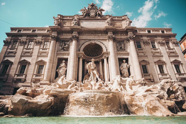 Rome: Welcome aperitivo box in accomodation + visiting experiences on choice