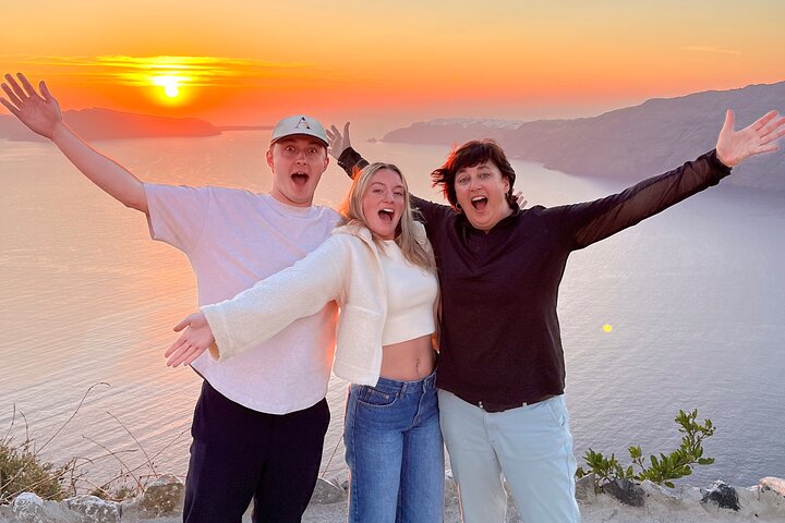 Private Wine Tour including Sunset and Photos in Santorini