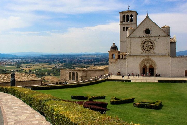 Religious Tuscany and Umbria with Lunch&WineTasting Fullday from Florence